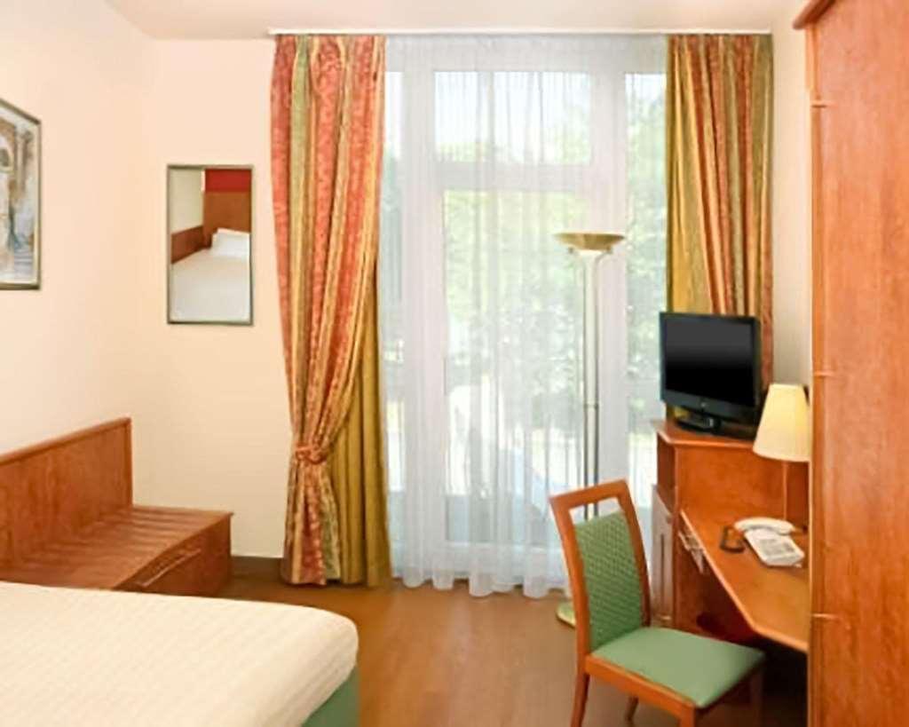 1, 2, Sleep Boardinghouse Unterschleissheim Zentrum Chambre photo