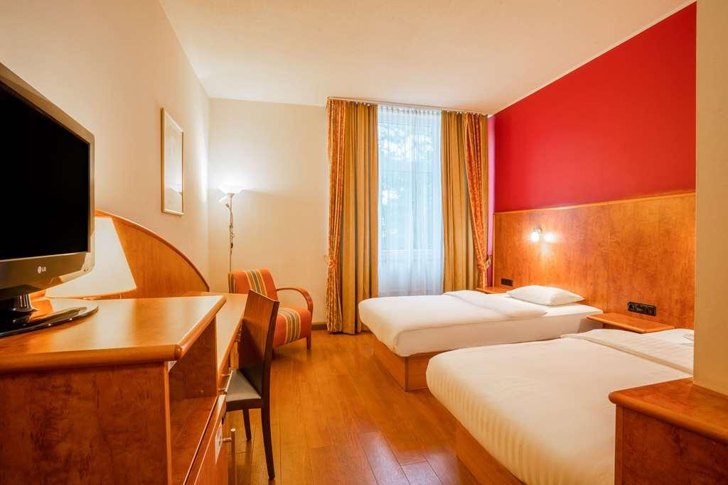 1, 2, Sleep Boardinghouse Unterschleissheim Zentrum Chambre photo