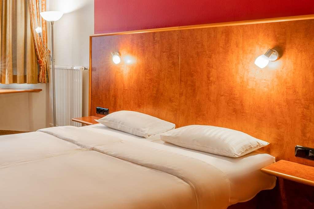 1, 2, Sleep Boardinghouse Unterschleissheim Zentrum Chambre photo