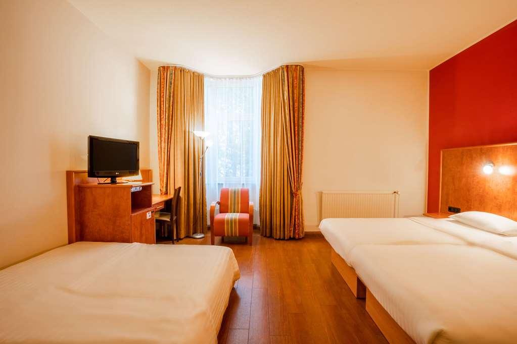 1, 2, Sleep Boardinghouse Unterschleissheim Zentrum Chambre photo