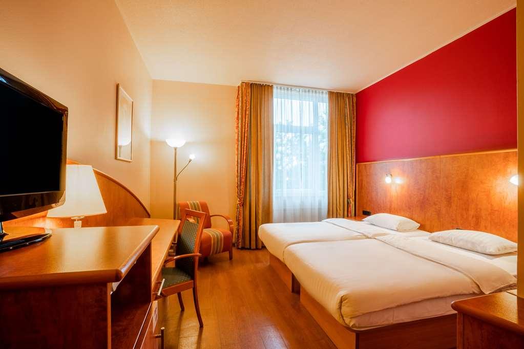 1, 2, Sleep Boardinghouse Unterschleissheim Zentrum Chambre photo