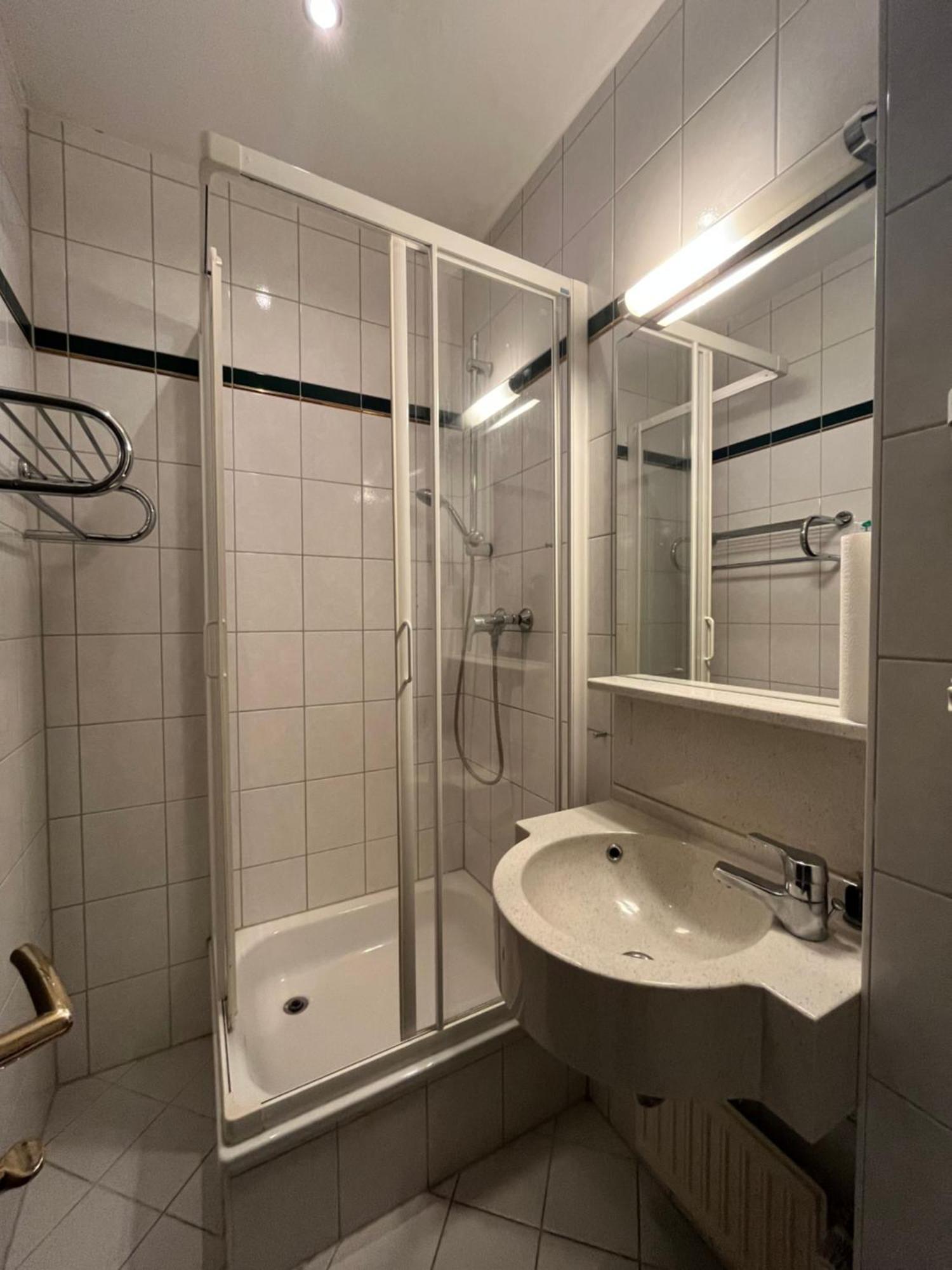 1, 2, Sleep Boardinghouse Unterschleissheim Zentrum Extérieur photo