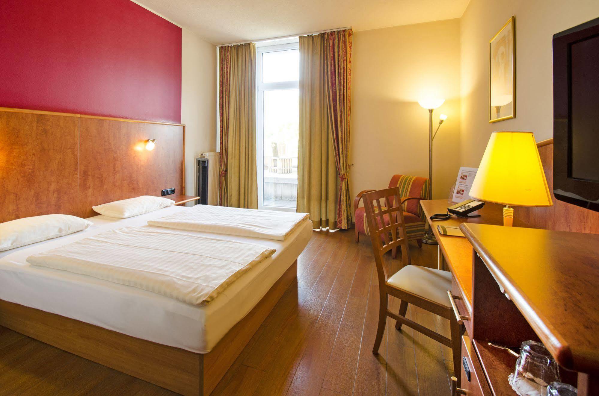 1, 2, Sleep Boardinghouse Unterschleissheim Zentrum Extérieur photo