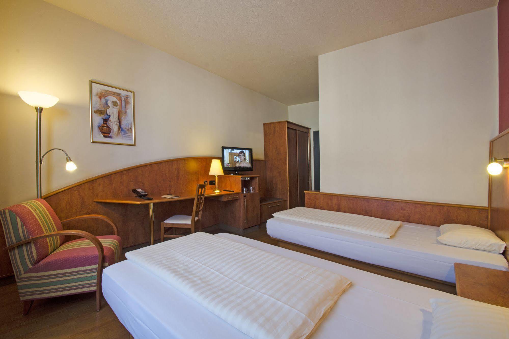 1, 2, Sleep Boardinghouse Unterschleissheim Zentrum Extérieur photo
